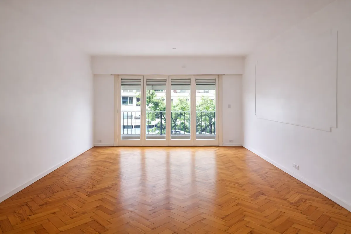Apartamento de 4 ambientes de frente com varanda em Palermo
