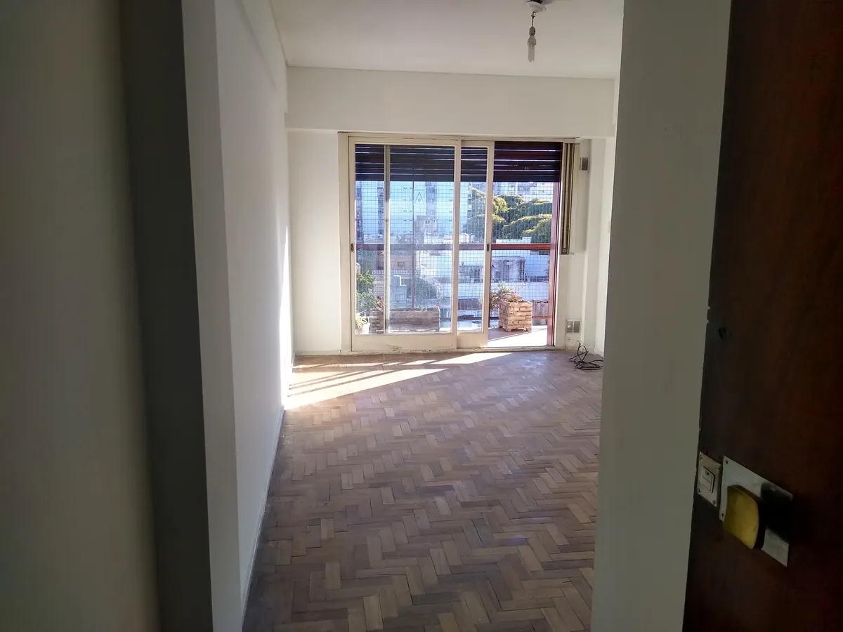 Apartamento de dois ambientes de frente com varanda corrida em Caballito