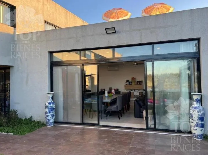 Дом с 4 спальнями в Tigre, Barrio San Francisco, с видом на воду