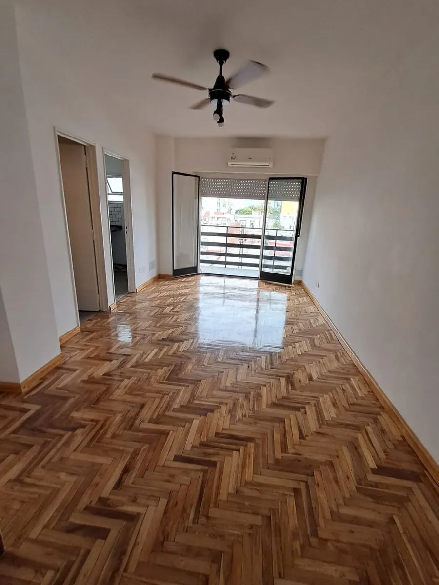 Monoambiente al frente con balcón en Villa Crespo