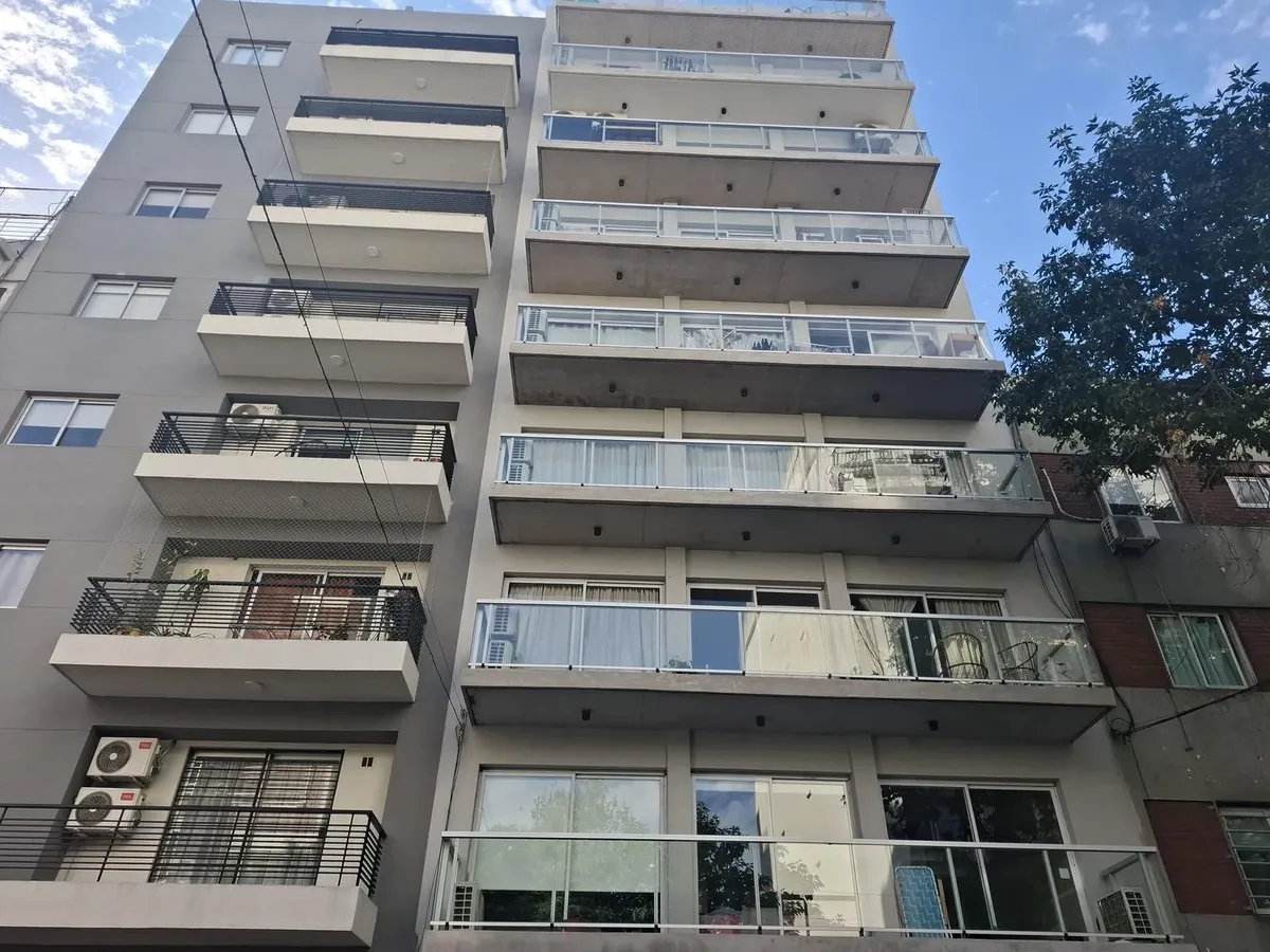 Kitnet conversível com varanda nos fundos em Caballito