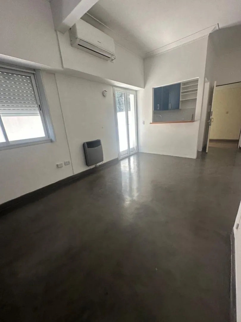 Apartamento de 3 ambientes com 2 dormitórios no térreo em Palermo