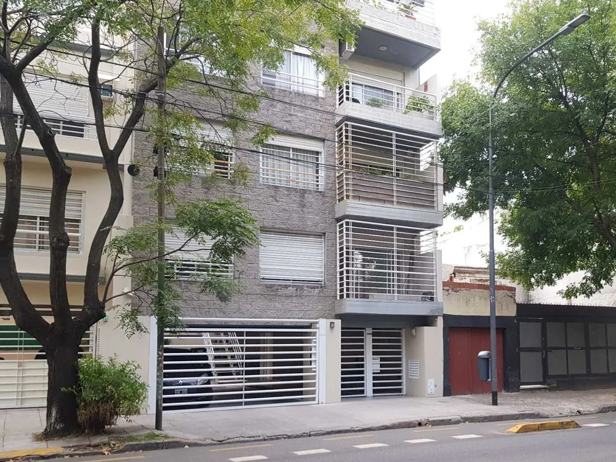 Apartamento de três ambientes com vaga de garagem e varanda em Coghlan