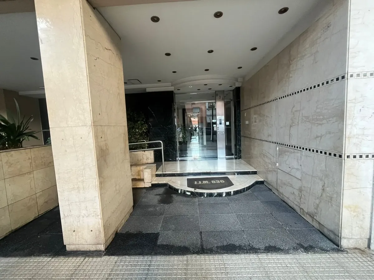 Apartamento de três dormitórios com varanda em Caballito