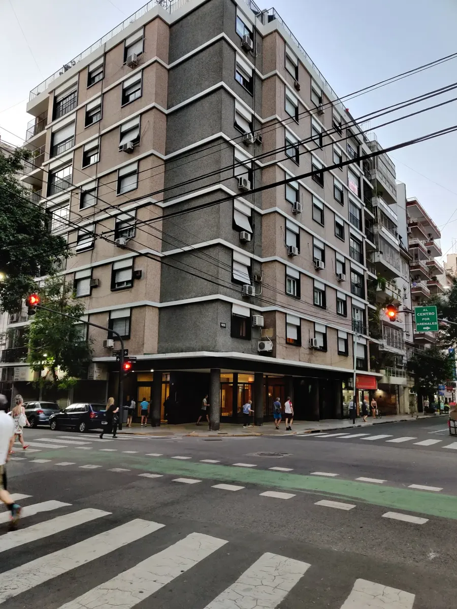 Four-bedroom half-floor apartment in Recoleta