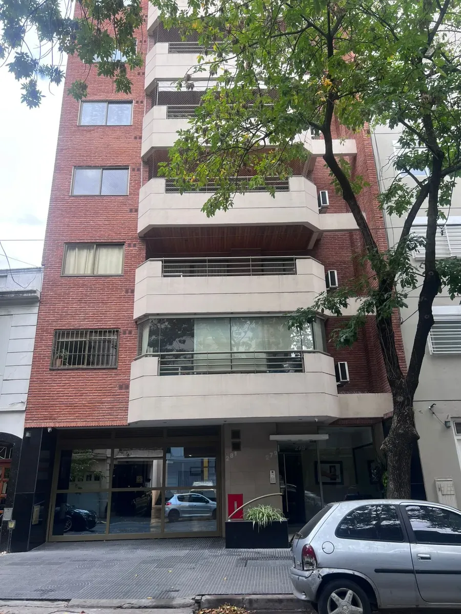 Apartamento de três dormitórios com suíte e vaga de garagem em Caballito