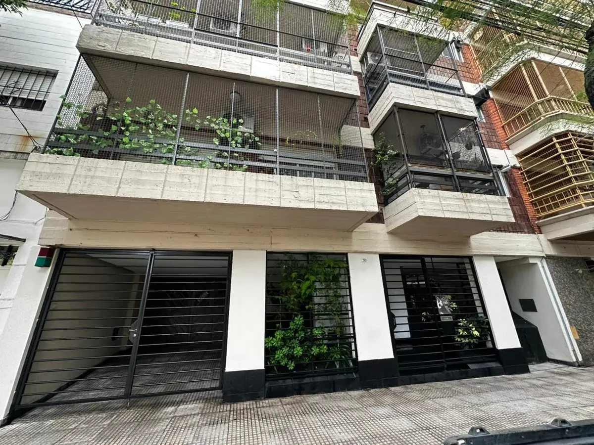 Apartamento de dois ambientes com varanda na frente no 6º andar em Caballito