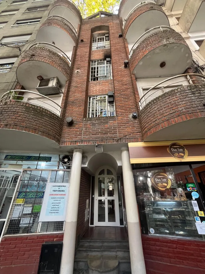Kitnet de frente com varanda em Palermo