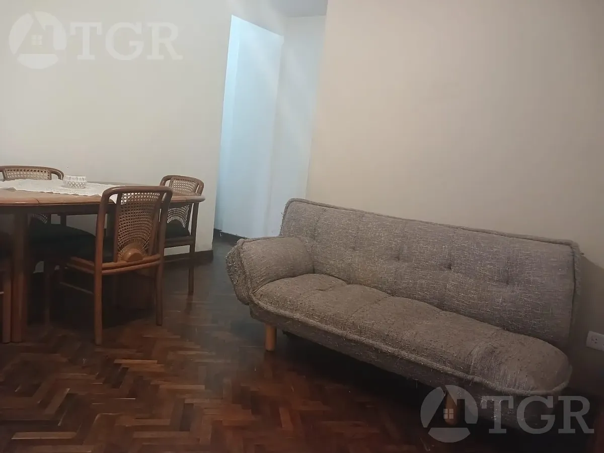 Apartamento de três ambientes com pátio mobiliado em San Telmo