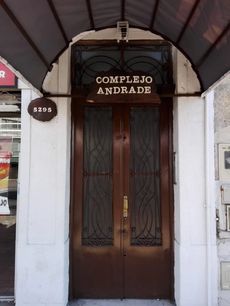 Apartamento de dois ambientes com pátio e área de lavanderia no Centro de Lanús