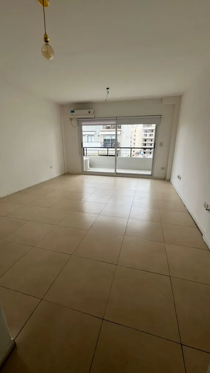 Monoambiente con balcón al frente en Villa del Parque