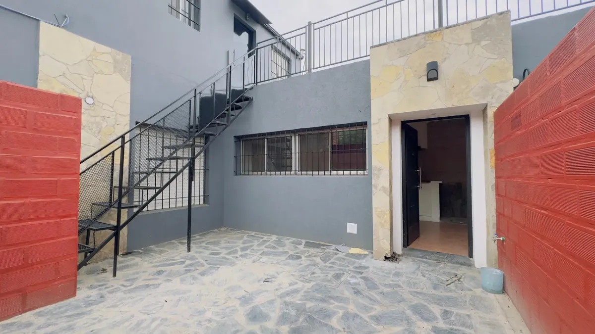 Apartamento tipo PH com 1 dormitório, pátio e área de serviço em Boulogne