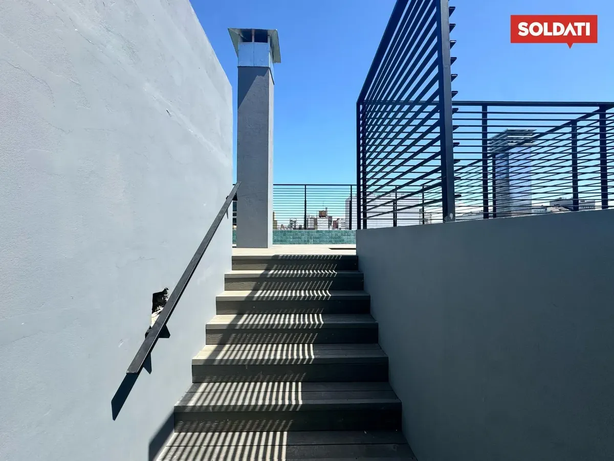 Monoambiente en Belgrano Chico con balcón corrido y amenities