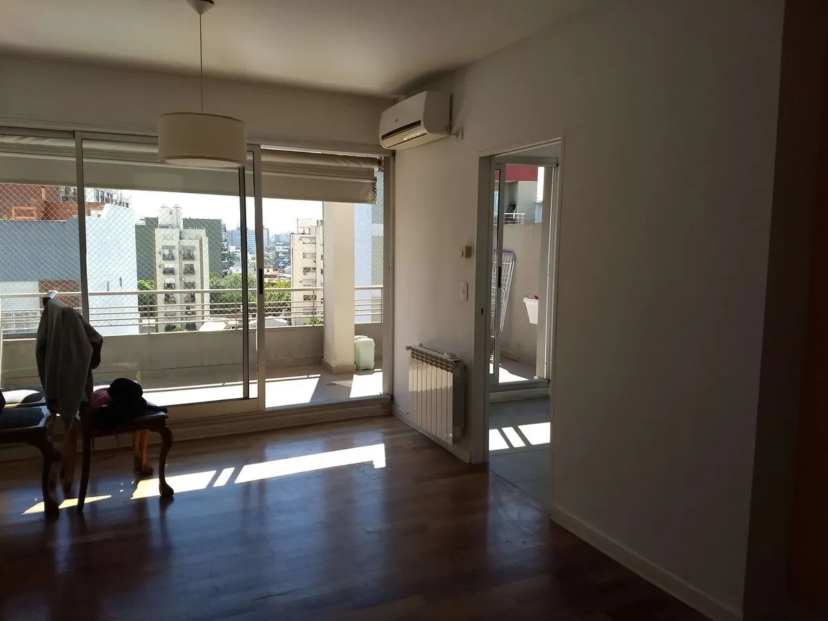 Apartamento de três ambientes de frente em Villa Urquiza