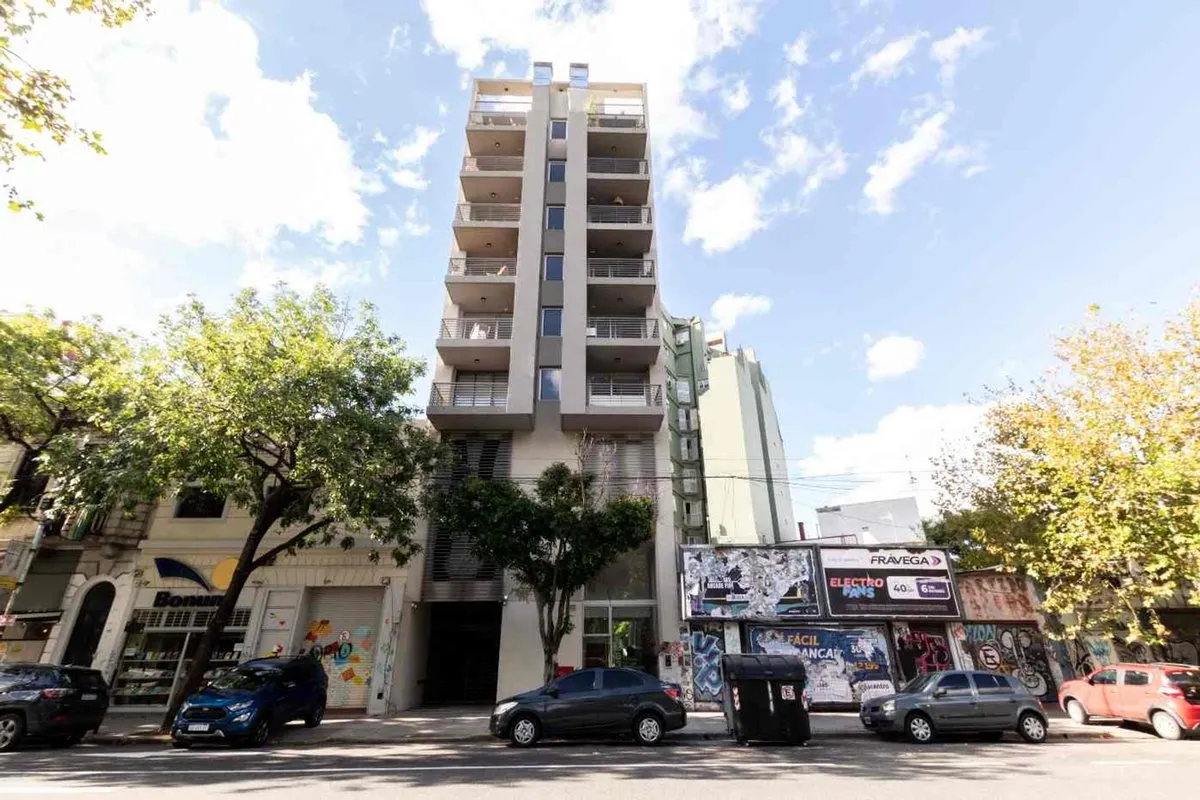 Departamento de 2 ambientes con balcón y parrilla en Chacarita