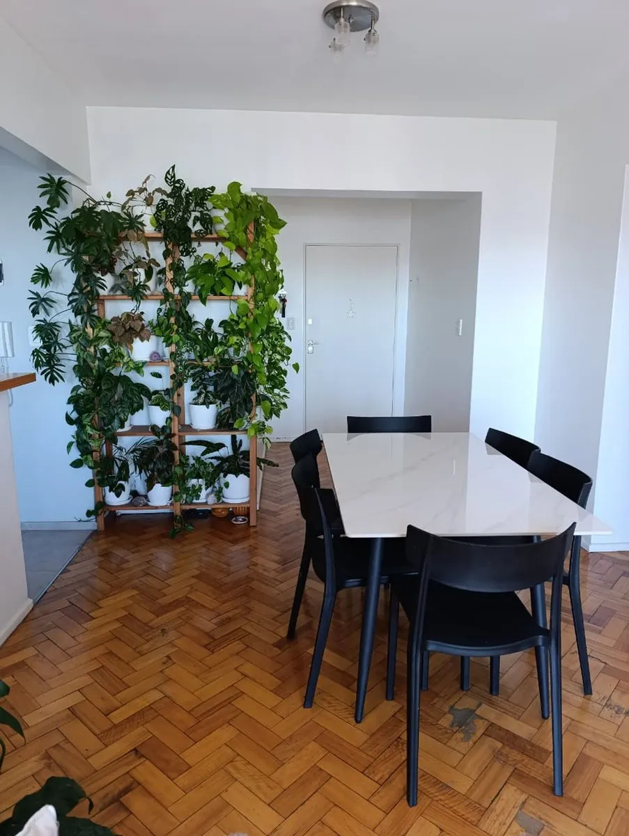 Apartamento de dois ambientes mobiliado em Flores