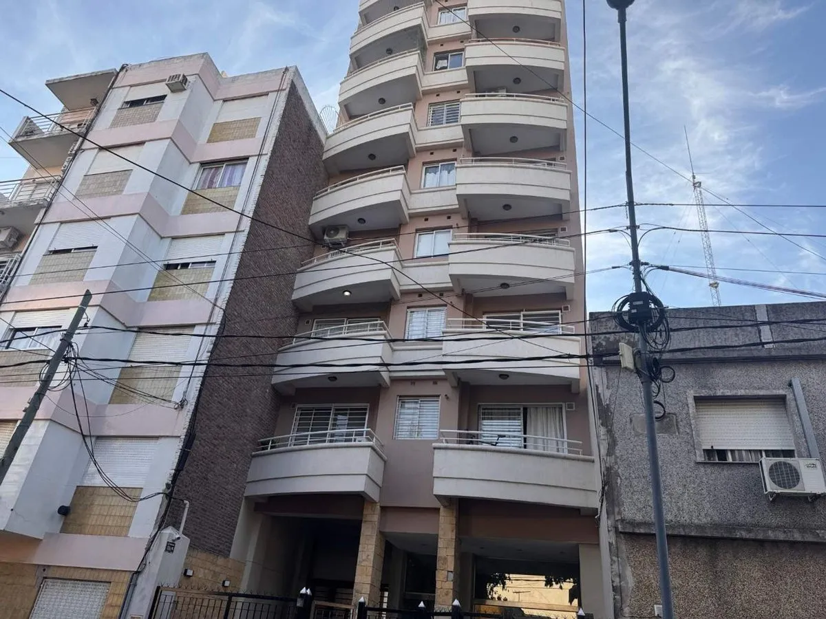 Двухкомнатная квартира с балконом на улицу в Lanús