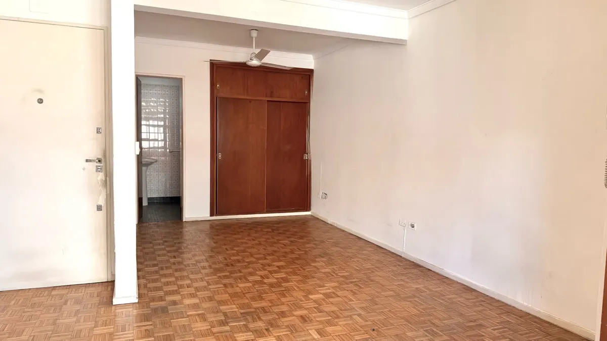 Kitnet de piso alto com ar-condicionado em Palermo