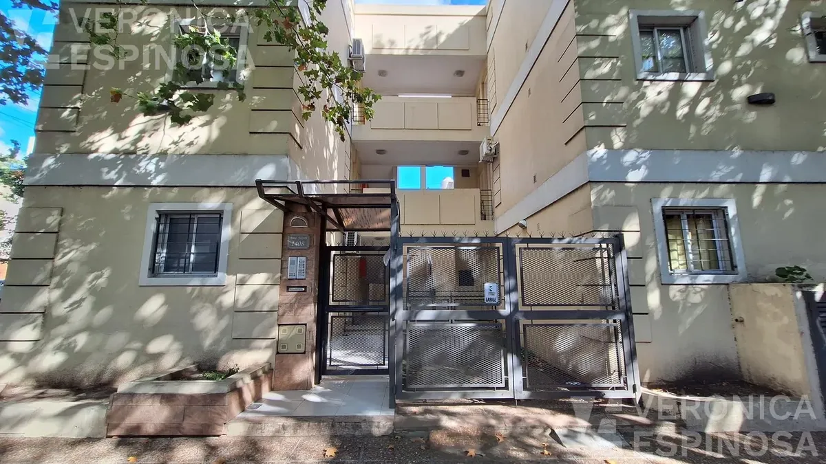 Monoambiente en planta baja con cochera descubierta en Morón