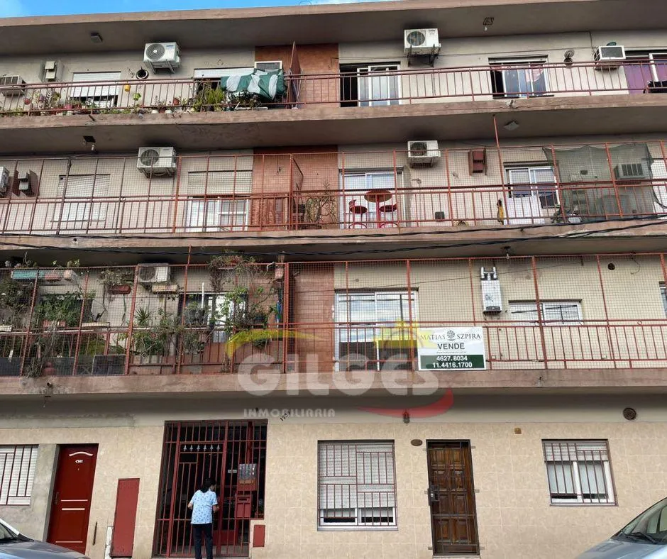 Three-room apartment with parking in Ramos Mejía