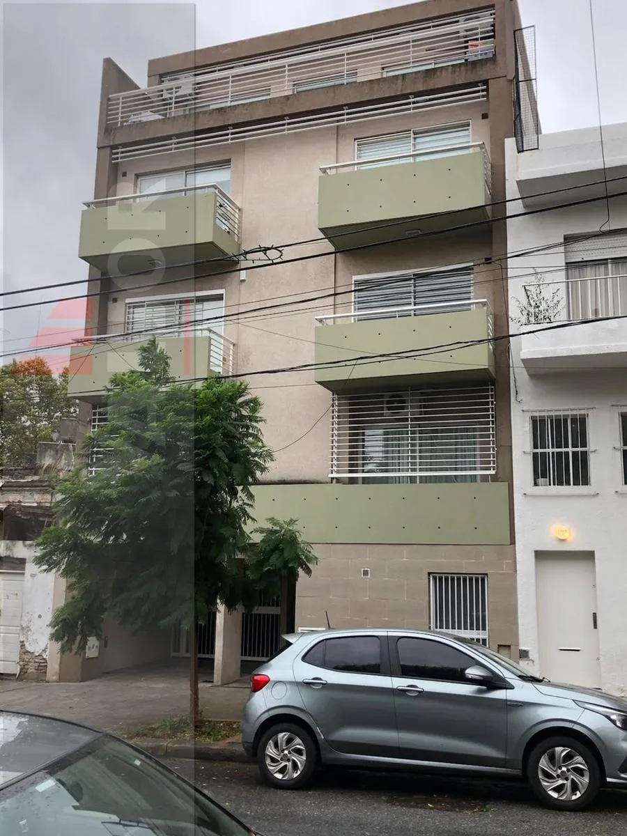 Departamento monoambiente al frente con balcón en Villa Ortúzar