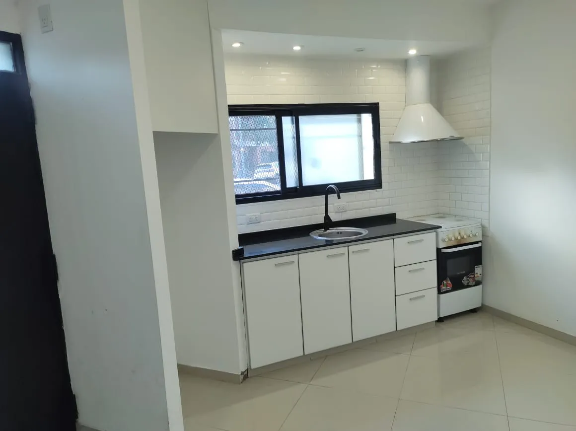 Kitnet de frente na rua com entrada independente em Monte Castro