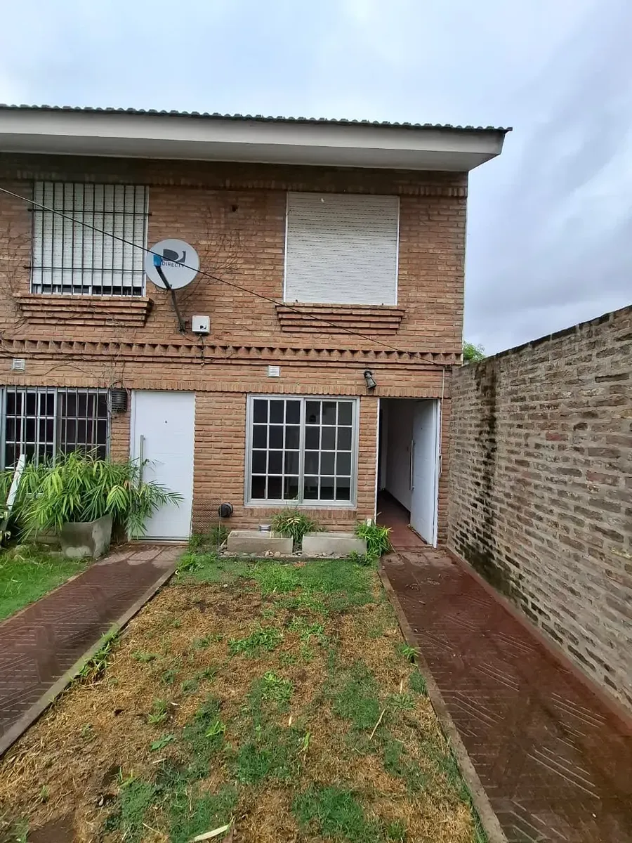 Tríplex dúplex de 3 ambientes en alquiler en Isidro Casanova