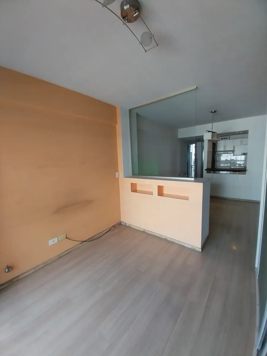 Kitnet com varanda de frente para a rua em Caballito