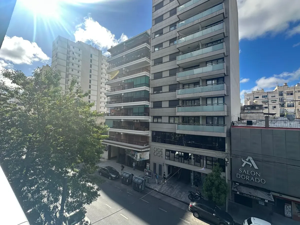 Monoambiente amoblado al frente con balcón en Villa Urquiza