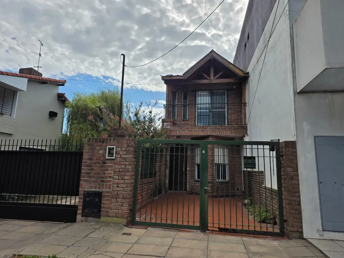 Duplex de 2 dormitórios com pátio e vaga descoberta em Moreno (lado norte)