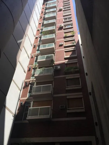 Apartamento de três ambientes de frente em Monserrat
