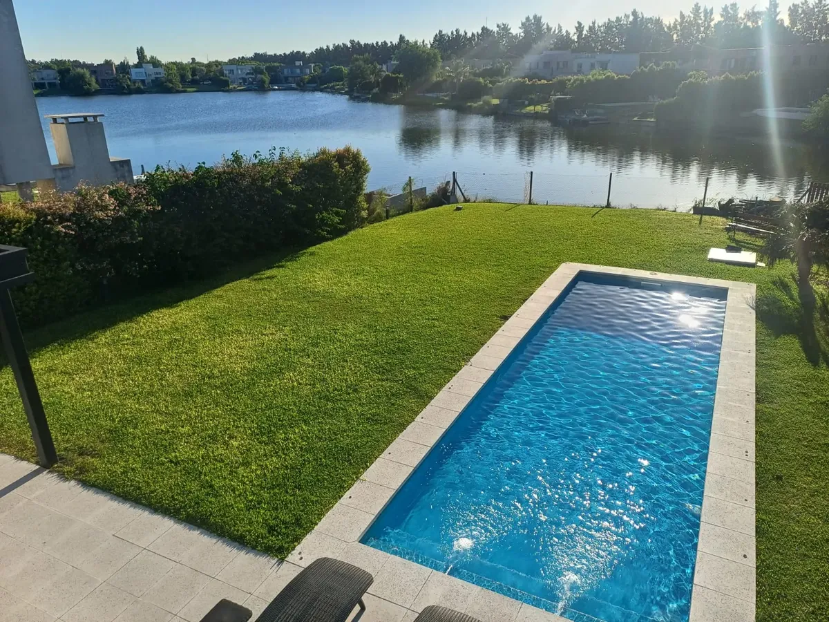 House with 4 bedrooms by the lake in Tigre