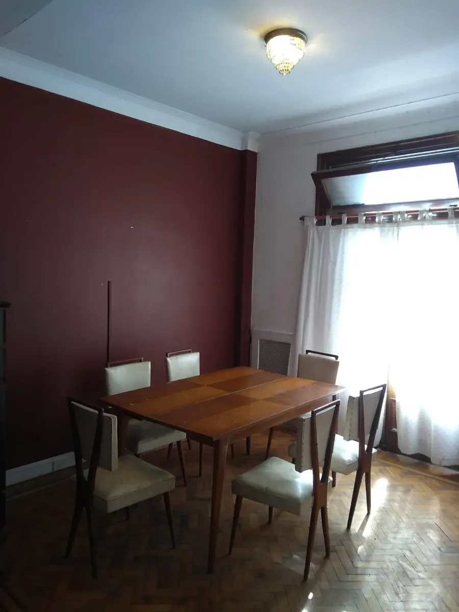 Apartamento de 2 dormitórios semimobiliado em Balvanera