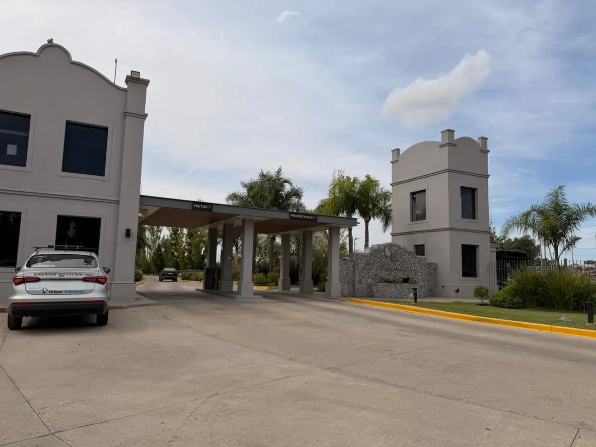 Four-bedroom apartment with pool in Presidente Perón’s La Magdalena area