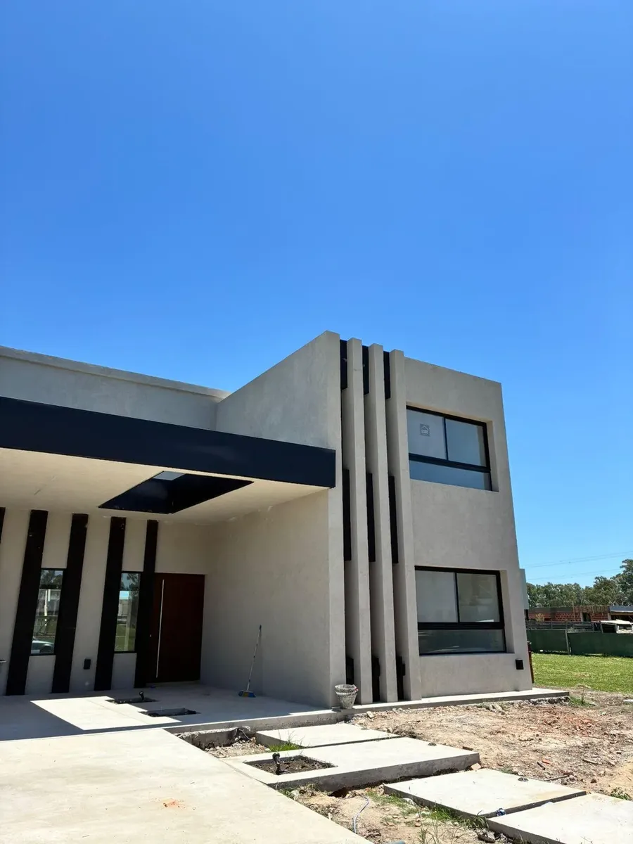 Brand new five-bedroom house in Esteban Echeverría