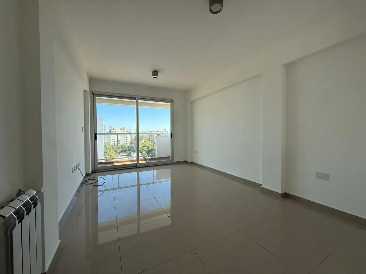 Departamento de 1 dormitorio con balcón y lavadero en La Plata