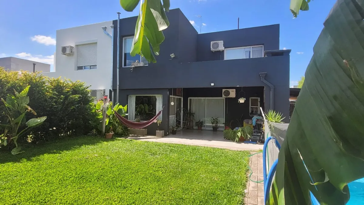 Четырёхкомнатная квартира в Tigre с участком 300 m² и бассейном