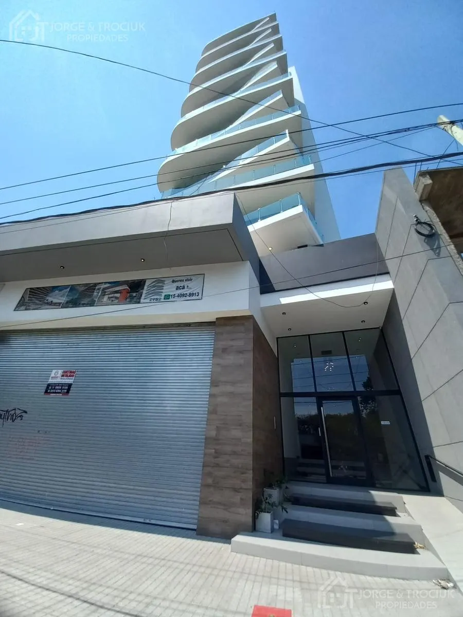 Apartamento de dois ambientes com vaga de garagem em Lanús, frente à universidade