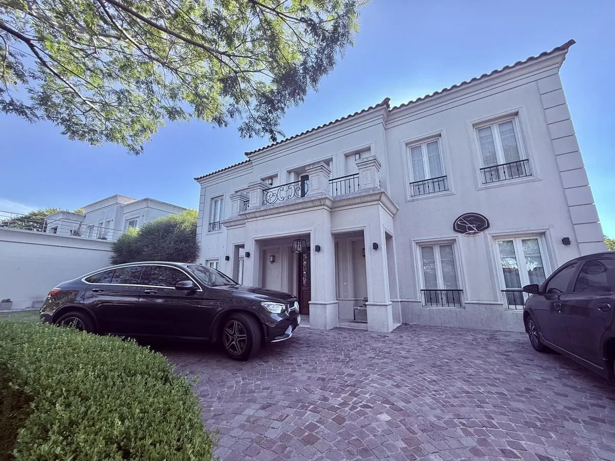 Two-storey house on the water in Tigre's El Golf, Nordelta