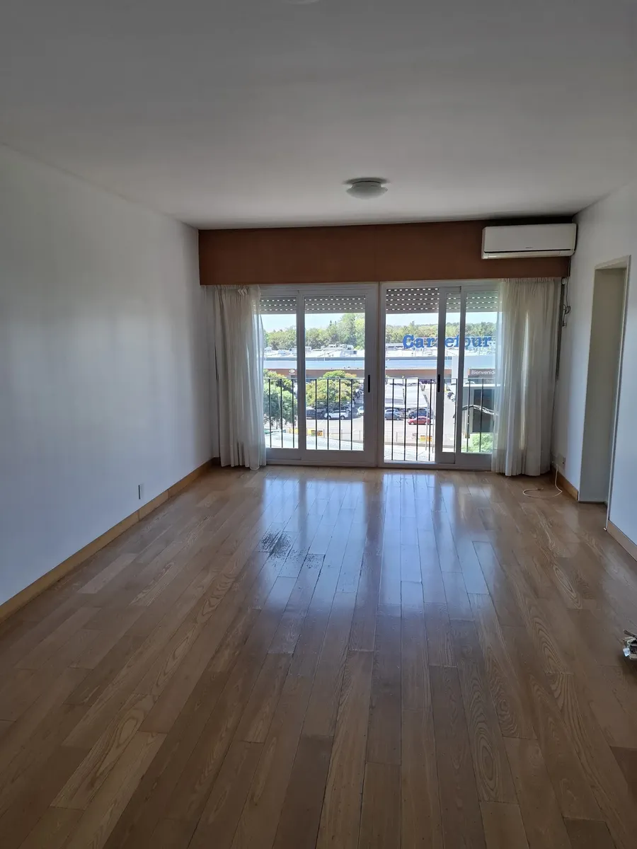 Четырёхкомнатная квартира с закрытым балконом в Vicente López