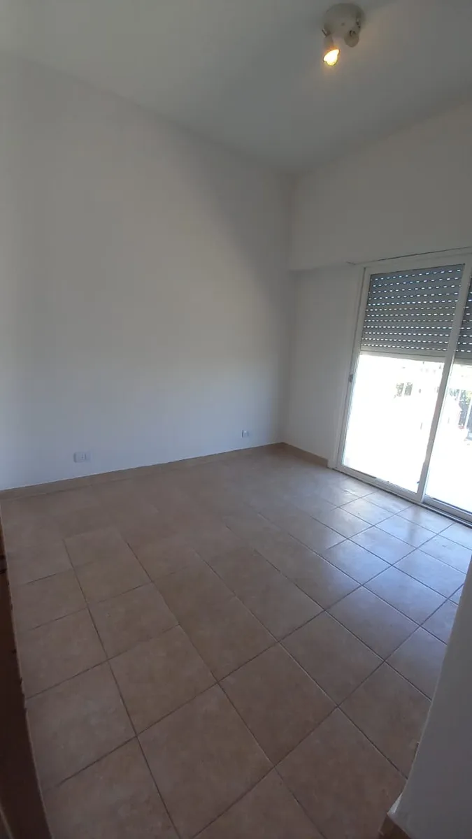 С мебелью? нет — однокомнатная квартира с балконом в Villa Luro