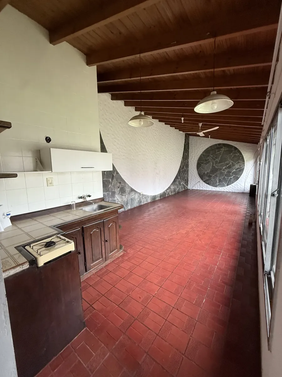 Es Un Departamento En Ph Sobre El Fondo De La Propiedad Qué Cuenta Con Un Hermoso Parque, Un Dormitorio, Un Baño Y Un Amplio Ambiente Para La Cocina Y Living Conedor. A Dos Cuadras De La Avenida