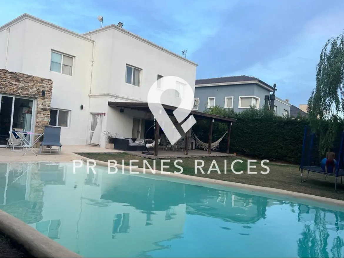 Modern four-bedroom apartment house in Esteban Echeverría private gated community El Centauro