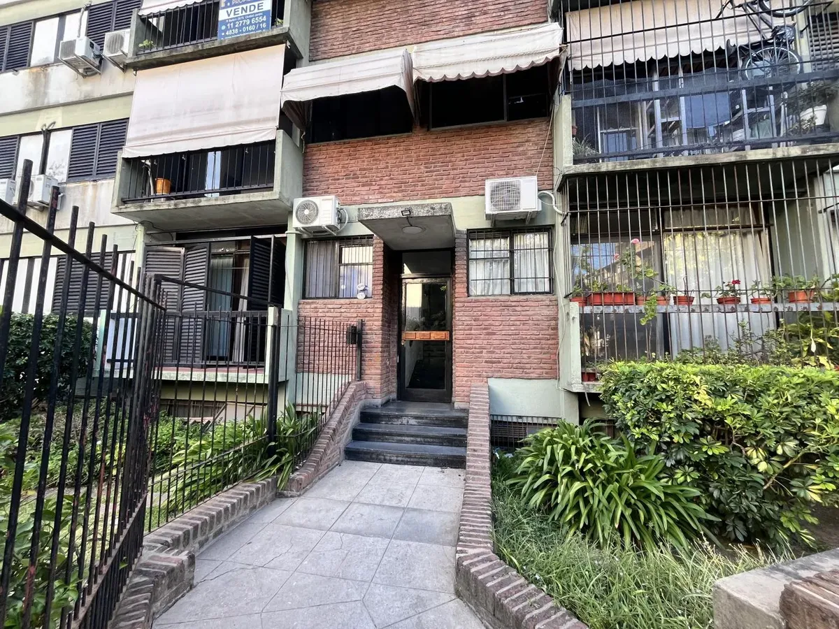 Apartamento de três ambientes de fundos em Tres de Febrero