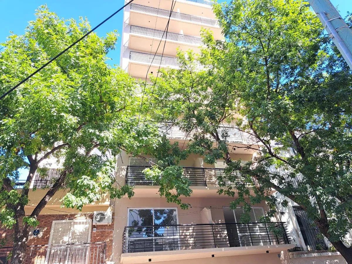 Новая квартира-студия с балконом на улице в Flores