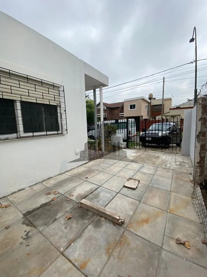 Apartamento de três ambientes com 2 dormitórios, garagem e pátios em Hurlingham