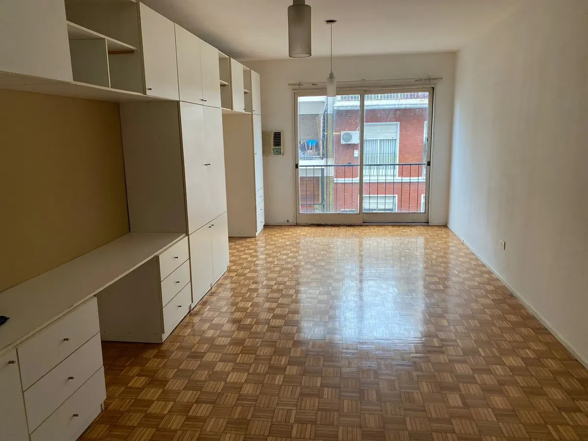 Muy Cómoda Unidad Perfectamente Divisible. Gran Placard Y Mucho Espacio De Guardado. Balcón Francés Al Frente. Muy Luminoso. Anafe A Gas Y Cocina Equipada. Piso De Madera Recién Pulido Y Plastificado