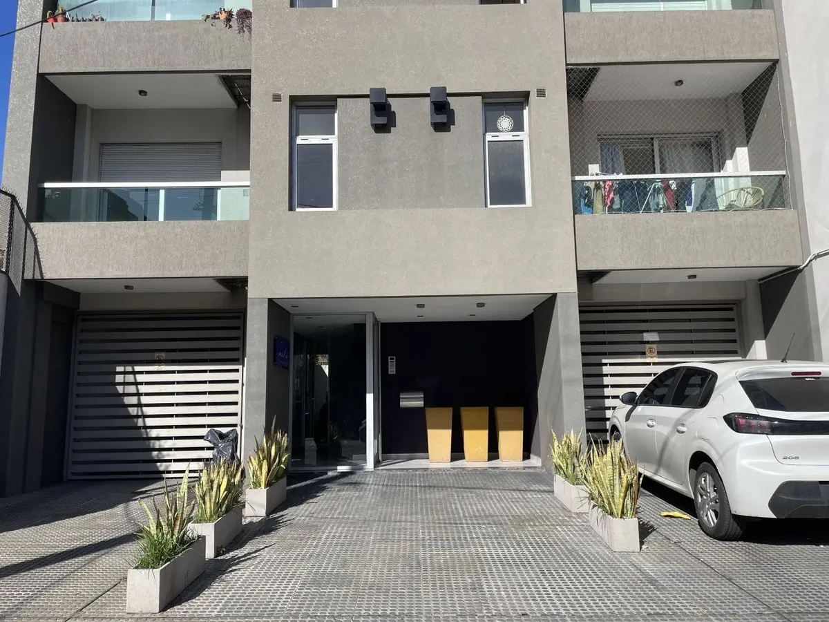 Apartamento de 2 ambientes com 1 quarto em Morón