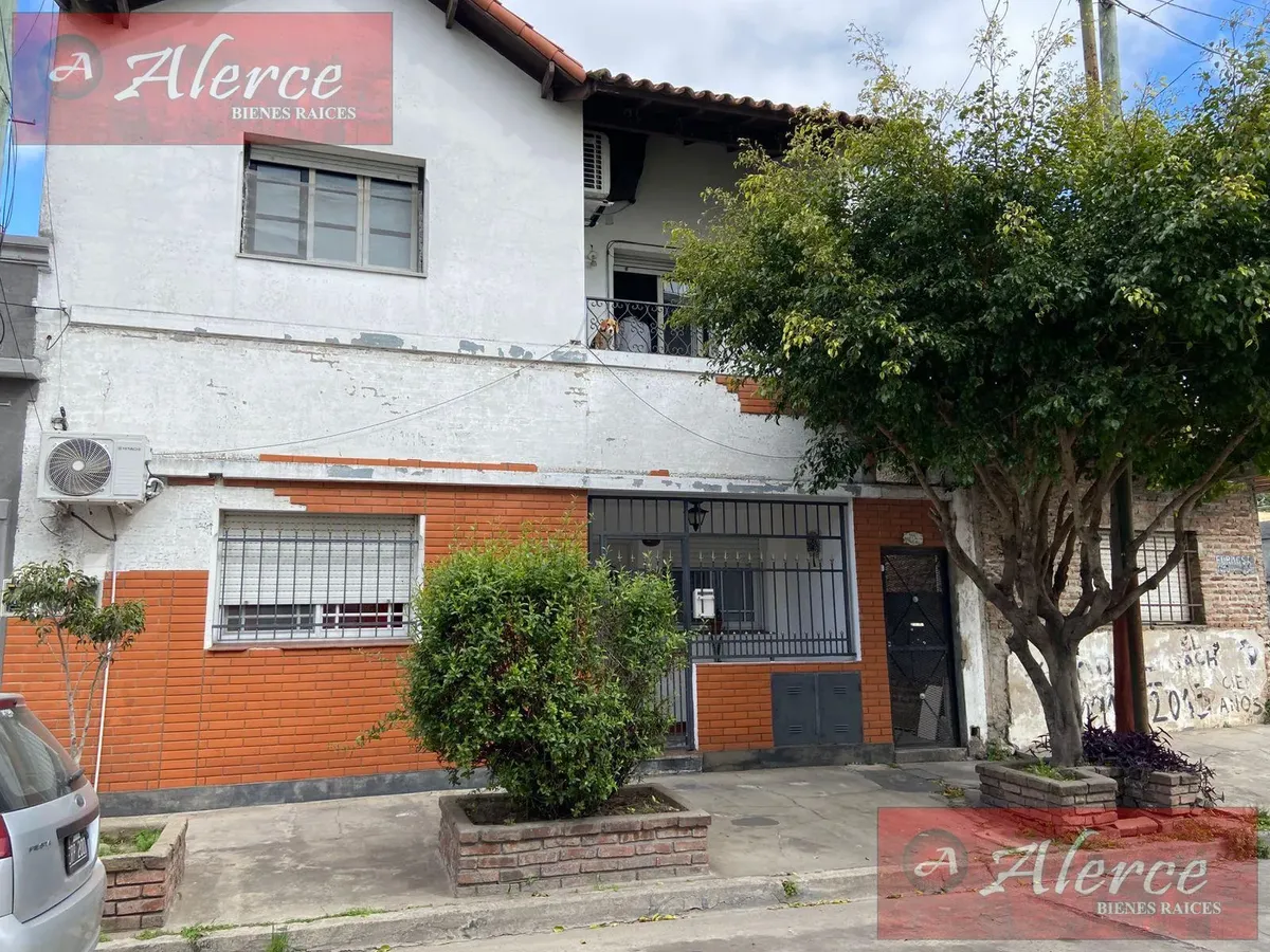 Apartamento de 2 ambientes e meio com 1 quarto, terraço e varanda em Lanús