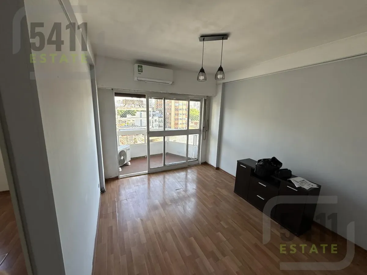 Apartamento de dois ambientes de frente para a rua em Almagro